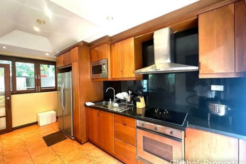 Casa de 4 dormitorios en Pattaya, Tailandia № 144373 - foto 9