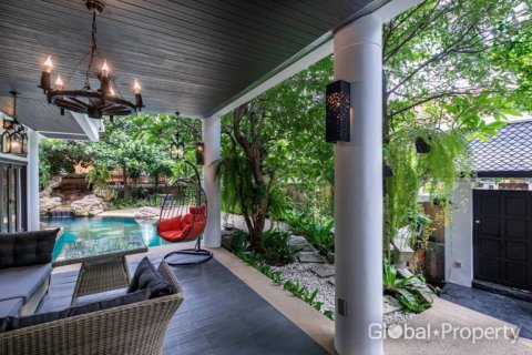 Casa de 4 dormitorios en Pattaya, Tailandia № 144373 - foto 4