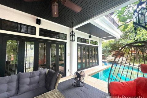 Casa de 4 dormitorios en Pattaya, Tailandia № 144373 - foto 3
