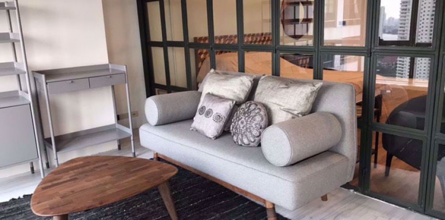 Condominio de 2 dormitorios en Khlong San, Bangkok, Tailandia № 76950