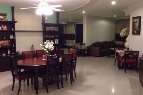 Condominio de 3 dormitorios en Bang Kho Laem, Bangkok, Tailandia № 76948 - foto 2