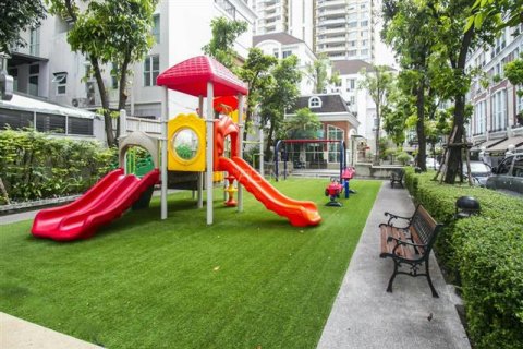 Adosado de 4 dormitorios en Bangkok, Tailandia № 143978 - foto 16