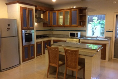 Adosado de 4 dormitorios en Bangkok, Tailandia № 143978 - foto 6