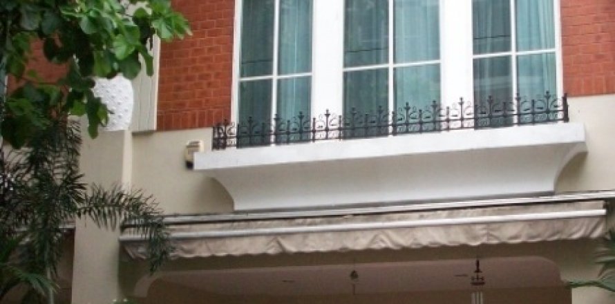 Adosado de 4 dormitorios en Bangkok, Tailandia № 143978