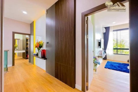 Casa de 4 dormitorios en Bang Lamung, Tailandia № 102045 - foto 9
