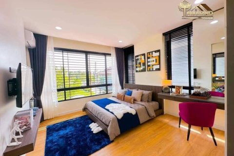 Casa de 4 dormitorios en Bang Lamung, Tailandia № 102045 - foto 15
