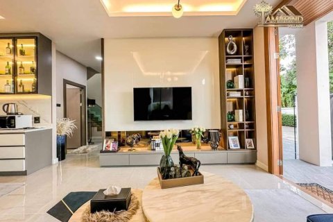 Casa de 4 dormitorios en Bang Lamung, Tailandia № 102045 - foto 8