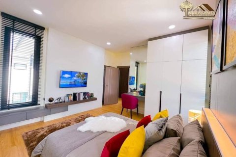 Casa de 4 dormitorios en Bang Lamung, Tailandia № 102045 - foto 12