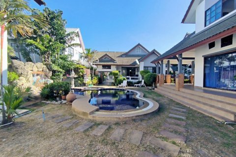 Condominio de 7 dormitorios en Pattaya, Tailandia № 104438 - foto 3
