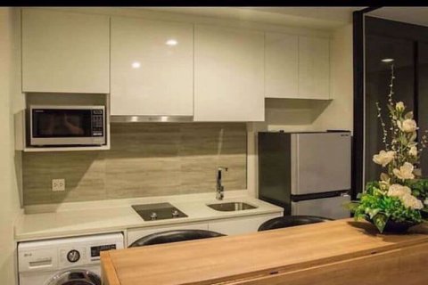 Condominio de 1 dormitorio en Pathum Wan, Bangkok, Tailandia № 76037 - foto 3