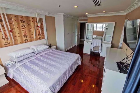 Condominio de 3 dormitorios en Khlong Toei, Bangkok, Tailandia № 77120 - foto 8