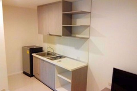 Condominio de 1 dormitorio en Phra Khanong, Bangkok, Tailandia № 76894 - foto 2