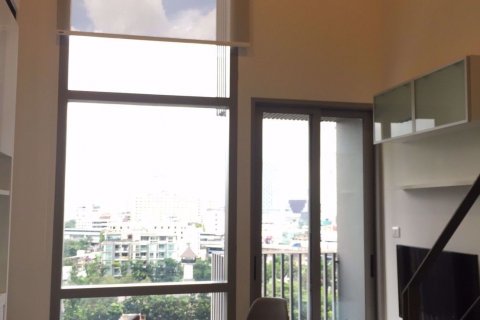 Dúplex de 1 dormitorio en Khlong Toei, Bangkok, Tailandia № 76485 - foto 3