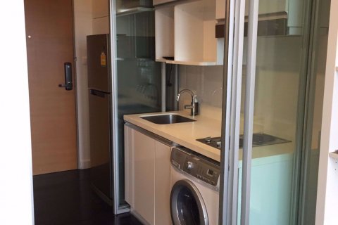 Dúplex de 1 dormitorio en Khlong Toei, Bangkok, Tailandia № 76485 - foto 5