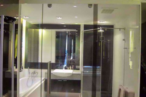 Condominio de 2 dormitorios en Ratchathewi, Bangkok, Tailandia № 76987 - foto 8