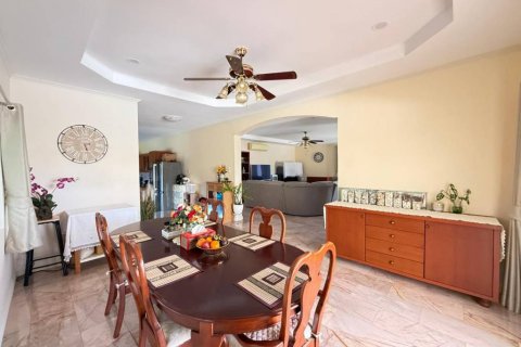 Casa de 4 dormitorios en Sattahip, Tailandia № 132561 - foto 8