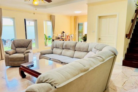 Casa de 4 dormitorios en Sattahip, Tailandia № 132561 - foto 5