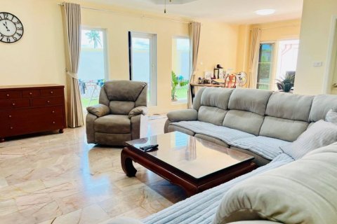 Casa de 4 dormitorios en Sattahip, Tailandia № 132561 - foto 7