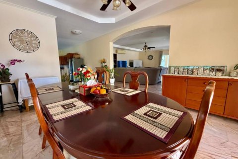Casa de 4 dormitorios en Sattahip, Tailandia № 132561 - foto 9
