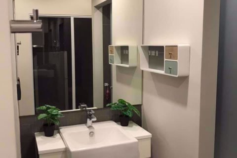 Condominio de 2 dormitorios en Huai Khwang, Bangkok, Tailandia № 76150 - foto 8