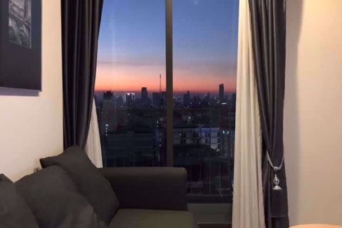 Condominio de 2 dormitorios en Huai Khwang, Bangkok, Tailandia № 76150 - foto 2