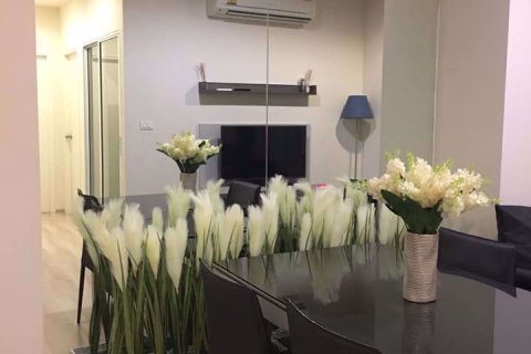 Condominio de 2 dormitorios en Huai Khwang, Bangkok, Tailandia № 76150 - foto 4