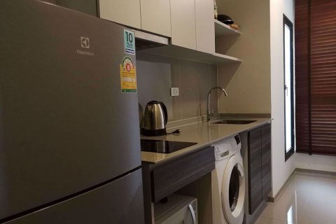 Condominio de 2 dormitorios en Huai Khwang, Bangkok, Tailandia № 76154 - foto 3