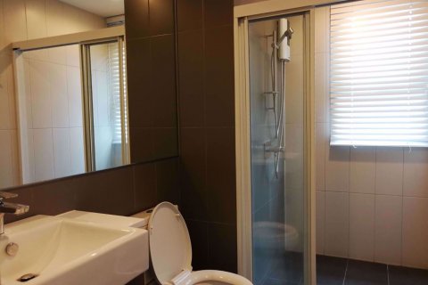 Condominio de 2 dormitorios en Huai Khwang, Bangkok, Tailandia № 76154 - foto 6