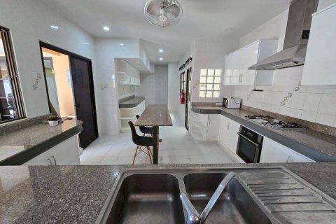 Casa de 6 dormitorios en Pattaya, Tailandia № 119076 - foto 10