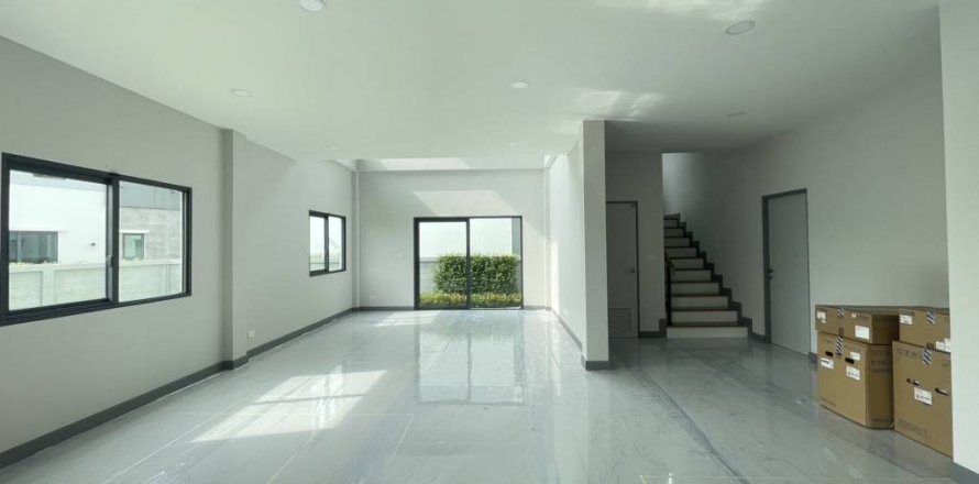 Casa de 4 dormitorios en Samut Prakan, Tailandia № 125825