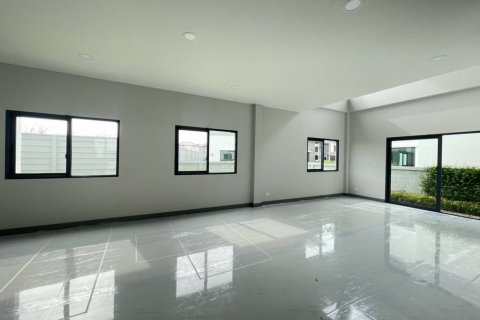 Casa de 4 dormitorios en Samut Prakan, Tailandia № 125825 - foto 4