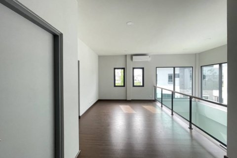 Casa de 4 dormitorios en Samut Prakan, Tailandia № 125825 - foto 3