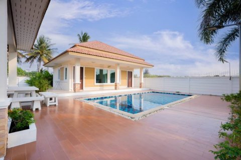 Chalet de 4 dormitorios en Hua Hin, Tailandia № 132759 - foto 9