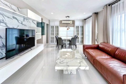 Casa de 3 dormitorios en Samut Prakan, Tailandia № 132758 - foto 2
