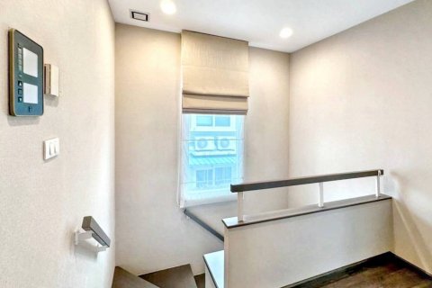Casa de 3 dormitorios en Samut Prakan, Tailandia № 132758 - foto 4