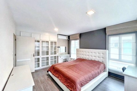 Casa de 3 dormitorios en Samut Prakan, Tailandia № 132758 - foto 5