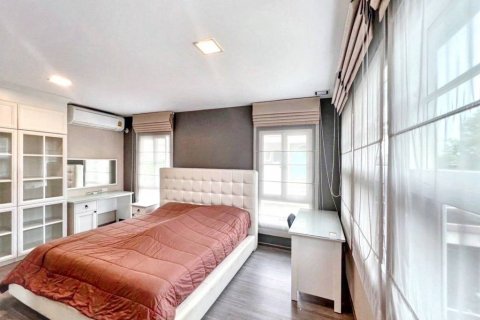 Casa de 3 dormitorios en Samut Prakan, Tailandia № 132758 - foto 7