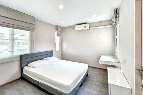 Casa de 3 dormitorios en Samut Prakan, Tailandia № 132758 - foto 10