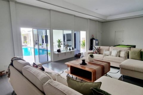 Chalet de 5 dormitorios en Pattaya, Tailandia № 132761 - foto 3