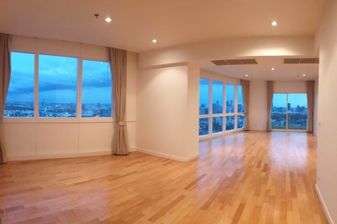 Condo in Bangkok, Thailand, 3 bedrooms in Millennium Residence  № 77892
