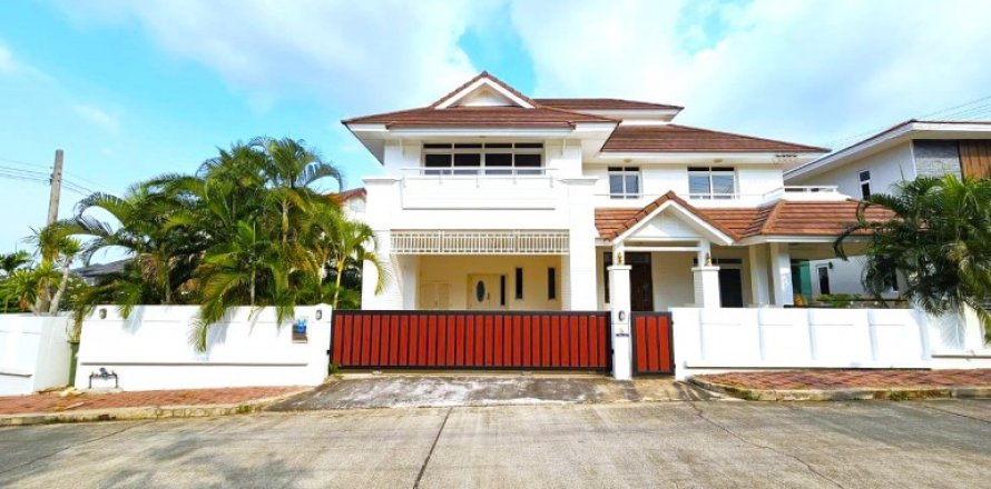 House in Pattaya, Thailand 4 bedrooms № 100740