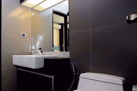 Condominio de 1 dormitorio en Khlong Toei, Bangkok, Tailandia № 76640 - foto 8